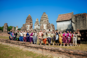 มรภ.เทพสตรี ร่วมสืบสานอัตลักษณ์เมืองละโว้ นำผู้บริหาร คณาจารย์ และบุคลากร แต่งกายย้อนยุค ถ่ายทำ MV ประชาสัมพันธ์งานแผ่นดินสมเด็จพระนารายณ์มหาราช ประจำปี พ.ศ. 2569
