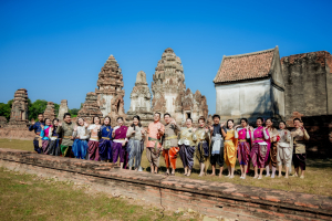 มรภ.เทพสตรี ร่วมสืบสานอัตลักษณ์เมืองละโว้ นำผู้บริหาร คณาจารย์ และบุคลากร แต่งกายย้อนยุค ถ่ายทำ MV ประชาสัมพันธ์งานแผ่นดินสมเด็จพระนารายณ์มหาราช ประจำปี พ.ศ. 2569