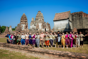 มรภ.เทพสตรี ร่วมสืบสานอัตลักษณ์เมืองละโว้ นำผู้บริหาร คณาจารย์ และบุคลากร แต่งกายย้อนยุค ถ่ายทำ MV ประชาสัมพันธ์งานแผ่นดินสมเด็จพระนารายณ์มหาราช ประจำปี พ.ศ. 2569