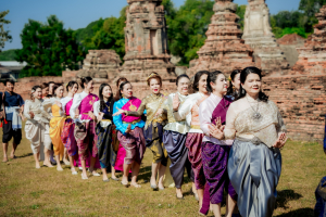 มรภ.เทพสตรี ร่วมสืบสานอัตลักษณ์เมืองละโว้ นำผู้บริหาร คณาจารย์ และบุคลากร แต่งกายย้อนยุค ถ่ายทำ MV ประชาสัมพันธ์งานแผ่นดินสมเด็จพระนารายณ์มหาราช ประจำปี พ.ศ. 2569