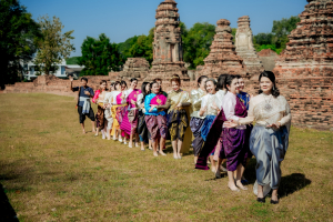 มรภ.เทพสตรี ร่วมสืบสานอัตลักษณ์เมืองละโว้ นำผู้บริหาร คณาจารย์ และบุคลากร แต่งกายย้อนยุค ถ่ายทำ MV ประชาสัมพันธ์งานแผ่นดินสมเด็จพระนารายณ์มหาราช ประจำปี พ.ศ. 2569