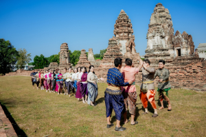 มรภ.เทพสตรี ร่วมสืบสานอัตลักษณ์เมืองละโว้ นำผู้บริหาร คณาจารย์ และบุคลากร แต่งกายย้อนยุค ถ่ายทำ MV ประชาสัมพันธ์งานแผ่นดินสมเด็จพระนารายณ์มหาราช ประจำปี พ.ศ. 2569