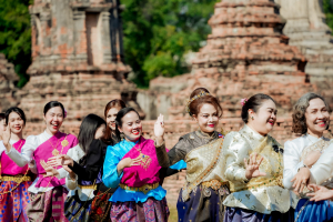 มรภ.เทพสตรี ร่วมสืบสานอัตลักษณ์เมืองละโว้ นำผู้บริหาร คณาจารย์ และบุคลากร แต่งกายย้อนยุค ถ่ายทำ MV ประชาสัมพันธ์งานแผ่นดินสมเด็จพระนารายณ์มหาราช ประจำปี พ.ศ. 2569