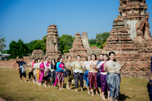 มรภ.เทพสตรี ร่วมสืบสานอัตลักษณ์เมืองละโว้ นำผู้บริหาร คณาจารย์ และบุคลากร แต่งกายย้อนยุค ถ่ายทำ MV ประชาสัมพันธ์งานแผ่นดินสมเด็จพระนารายณ์มหาราช ประจำปี พ.ศ. 2569