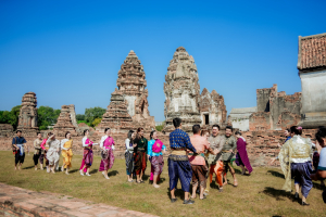 มรภ.เทพสตรี ร่วมสืบสานอัตลักษณ์เมืองละโว้ นำผู้บริหาร คณาจารย์ และบุคลากร แต่งกายย้อนยุค ถ่ายทำ MV ประชาสัมพันธ์งานแผ่นดินสมเด็จพระนารายณ์มหาราช ประจำปี พ.ศ. 2569