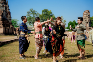 มรภ.เทพสตรี ร่วมสืบสานอัตลักษณ์เมืองละโว้ นำผู้บริหาร คณาจารย์ และบุคลากร แต่งกายย้อนยุค ถ่ายทำ MV ประชาสัมพันธ์งานแผ่นดินสมเด็จพระนารายณ์มหาราช ประจำปี พ.ศ. 2569