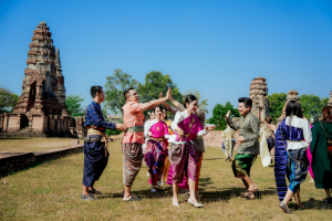 มรภ.เทพสตรี ร่วมสืบสานอัตลักษณ์เมืองละโว้ นำผู้บริหาร คณาจารย์ และบุคลากร แต่งกายย้อนยุค ถ่ายทำ MV ประชาสัมพันธ์งานแผ่นดินสมเด็จพระนารายณ์มหาราช ประจำปี พ.ศ. 2569
