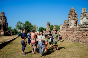 มรภ.เทพสตรี ร่วมสืบสานอัตลักษณ์เมืองละโว้ นำผู้บริหาร คณาจารย์ และบุคลากร แต่งกายย้อนยุค ถ่ายทำ MV ประชาสัมพันธ์งานแผ่นดินสมเด็จพระนารายณ์มหาราช ประจำปี พ.ศ. 2569