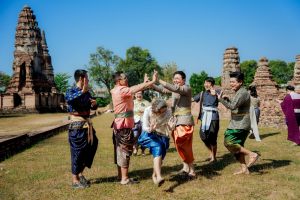 มรภ.เทพสตรี ร่วมสืบสานอัตลักษณ์เมืองละโว้ นำผู้บริหาร คณาจารย์ และบุคลากร แต่งกายย้อนยุค ถ่ายทำ MV ประชาสัมพันธ์งานแผ่นดินสมเด็จพระนารายณ์มหาราช ประจำปี พ.ศ. 2569