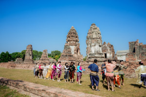 มรภ.เทพสตรี ร่วมสืบสานอัตลักษณ์เมืองละโว้ นำผู้บริหาร คณาจารย์ และบุคลากร แต่งกายย้อนยุค ถ่ายทำ MV ประชาสัมพันธ์งานแผ่นดินสมเด็จพระนารายณ์มหาราช ประจำปี พ.ศ. 2569