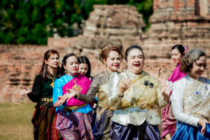 มรภ.เทพสตรี ร่วมสืบสานอัตลักษณ์เมืองละโว้ นำผู้บริหาร คณาจารย์ และบุคลากร แต่งกายย้อนยุค ถ่ายทำ MV ประชาสัมพันธ์งานแผ่นดินสมเด็จพระนารายณ์มหาราช ประจำปี พ.ศ. 2569