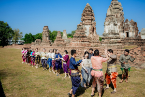 มรภ.เทพสตรี ร่วมสืบสานอัตลักษณ์เมืองละโว้ นำผู้บริหาร คณาจารย์ และบุคลากร แต่งกายย้อนยุค ถ่ายทำ MV ประชาสัมพันธ์งานแผ่นดินสมเด็จพระนารายณ์มหาราช ประจำปี พ.ศ. 2569