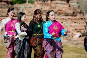 มรภ.เทพสตรี ร่วมสืบสานอัตลักษณ์เมืองละโว้ นำผู้บริหาร คณาจารย์ และบุคลากร แต่งกายย้อนยุค ถ่ายทำ MV ประชาสัมพันธ์งานแผ่นดินสมเด็จพระนารายณ์มหาราช ประจำปี พ.ศ. 2569