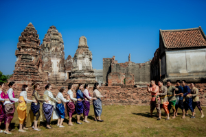 มรภ.เทพสตรี ร่วมสืบสานอัตลักษณ์เมืองละโว้ นำผู้บริหาร คณาจารย์ และบุคลากร แต่งกายย้อนยุค ถ่ายทำ MV ประชาสัมพันธ์งานแผ่นดินสมเด็จพระนารายณ์มหาราช ประจำปี พ.ศ. 2569