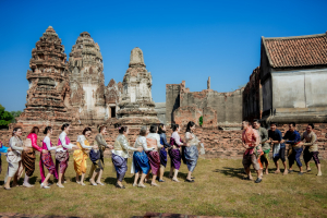 มรภ.เทพสตรี ร่วมสืบสานอัตลักษณ์เมืองละโว้ นำผู้บริหาร คณาจารย์ และบุคลากร แต่งกายย้อนยุค ถ่ายทำ MV ประชาสัมพันธ์งานแผ่นดินสมเด็จพระนารายณ์มหาราช ประจำปี พ.ศ. 2569