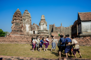 มรภ.เทพสตรี ร่วมสืบสานอัตลักษณ์เมืองละโว้ นำผู้บริหาร คณาจารย์ และบุคลากร แต่งกายย้อนยุค ถ่ายทำ MV ประชาสัมพันธ์งานแผ่นดินสมเด็จพระนารายณ์มหาราช ประจำปี พ.ศ. 2569