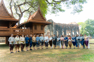 อธิการบดี มรภ.เทพสตรี ร่วมสืบสานอัตลักษณ์เมืองละโว้ แต่งกายย้อนยุค ถ่ายทำ MV ประชาสัมพันธ์งานแผ่นดินสมเด็จพระนารายณ์มหาราช ประจำปี พ.ศ. 2569 ร่วมกับหัวหน้าส่วนราชการในจังหวัดลพบุรี