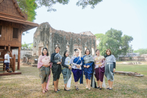 อธิการบดี มรภ.เทพสตรี ร่วมสืบสานอัตลักษณ์เมืองละโว้ แต่งกายย้อนยุค ถ่ายทำ MV ประชาสัมพันธ์งานแผ่นดินสมเด็จพระนารายณ์มหาราช ประจำปี พ.ศ. 2569 ร่วมกับหัวหน้าส่วนราชการในจังหวัดลพบุรี