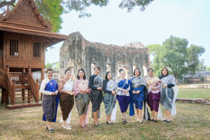 อธิการบดี มรภ.เทพสตรี ร่วมสืบสานอัตลักษณ์เมืองละโว้ แต่งกายย้อนยุค ถ่ายทำ MV ประชาสัมพันธ์งานแผ่นดินสมเด็จพระนารายณ์มหาราช ประจำปี พ.ศ. 2569 ร่วมกับหัวหน้าส่วนราชการในจังหวัดลพบุรี