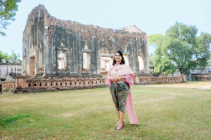 อธิการบดี มรภ.เทพสตรี ร่วมสืบสานอัตลักษณ์เมืองละโว้ แต่งกายย้อนยุค ถ่ายทำ MV ประชาสัมพันธ์งานแผ่นดินสมเด็จพระนารายณ์มหาราช ประจำปี พ.ศ. 2569 ร่วมกับหัวหน้าส่วนราชการในจังหวัดลพบุรี