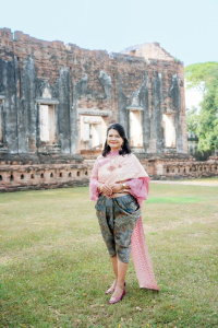 อธิการบดี มรภ.เทพสตรี ร่วมสืบสานอัตลักษณ์เมืองละโว้ แต่งกายย้อนยุค ถ่ายทำ MV ประชาสัมพันธ์งานแผ่นดินสมเด็จพระนารายณ์มหาราช ประจำปี พ.ศ. 2569 ร่วมกับหัวหน้าส่วนราชการในจังหวัดลพบุรี