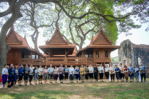อธิการบดี มรภ.เทพสตรี ร่วมสืบสานอัตลักษณ์เมืองละโว้ แต่งกายย้อนยุค ถ่ายทำ MV ประชาสัมพันธ์งานแผ่นดินสมเด็จพระนารายณ์มหาราช ประจำปี พ.ศ. 2569 ร่วมกับหัวหน้าส่วนราชการในจังหวัดลพบุรี