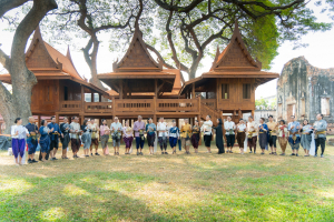 อธิการบดี มรภ.เทพสตรี ร่วมสืบสานอัตลักษณ์เมืองละโว้ แต่งกายย้อนยุค ถ่ายทำ MV ประชาสัมพันธ์งานแผ่นดินสมเด็จพระนารายณ์มหาราช ประจำปี พ.ศ. 2569 ร่วมกับหัวหน้าส่วนราชการในจังหวัดลพบุรี