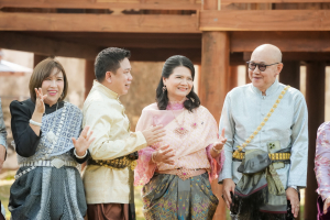 อธิการบดี มรภ.เทพสตรี ร่วมสืบสานอัตลักษณ์เมืองละโว้ แต่งกายย้อนยุค ถ่ายทำ MV ประชาสัมพันธ์งานแผ่นดินสมเด็จพระนารายณ์มหาราช ประจำปี พ.ศ. 2569 ร่วมกับหัวหน้าส่วนราชการในจังหวัดลพบุรี