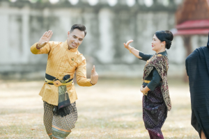 อธิการบดี มรภ.เทพสตรี ร่วมสืบสานอัตลักษณ์เมืองละโว้ แต่งกายย้อนยุค ถ่ายทำ MV ประชาสัมพันธ์งานแผ่นดินสมเด็จพระนารายณ์มหาราช ประจำปี พ.ศ. 2569 ร่วมกับหัวหน้าส่วนราชการในจังหวัดลพบุรี