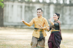 อธิการบดี มรภ.เทพสตรี ร่วมสืบสานอัตลักษณ์เมืองละโว้ แต่งกายย้อนยุค ถ่ายทำ MV ประชาสัมพันธ์งานแผ่นดินสมเด็จพระนารายณ์มหาราช ประจำปี พ.ศ. 2569 ร่วมกับหัวหน้าส่วนราชการในจังหวัดลพบุรี