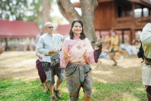 อธิการบดี มรภ.เทพสตรี ร่วมสืบสานอัตลักษณ์เมืองละโว้ แต่งกายย้อนยุค ถ่ายทำ MV ประชาสัมพันธ์งานแผ่นดินสมเด็จพระนารายณ์มหาราช ประจำปี พ.ศ. 2569 ร่วมกับหัวหน้าส่วนราชการในจังหวัดลพบุรี