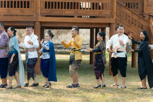 อธิการบดี มรภ.เทพสตรี ร่วมสืบสานอัตลักษณ์เมืองละโว้ แต่งกายย้อนยุค ถ่ายทำ MV ประชาสัมพันธ์งานแผ่นดินสมเด็จพระนารายณ์มหาราช ประจำปี พ.ศ. 2569 ร่วมกับหัวหน้าส่วนราชการในจังหวัดลพบุรี