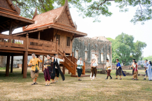 อธิการบดี มรภ.เทพสตรี ร่วมสืบสานอัตลักษณ์เมืองละโว้ แต่งกายย้อนยุค ถ่ายทำ MV ประชาสัมพันธ์งานแผ่นดินสมเด็จพระนารายณ์มหาราช ประจำปี พ.ศ. 2569 ร่วมกับหัวหน้าส่วนราชการในจังหวัดลพบุรี