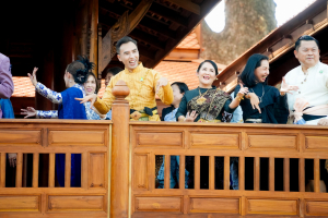 อธิการบดี มรภ.เทพสตรี ร่วมสืบสานอัตลักษณ์เมืองละโว้ แต่งกายย้อนยุค ถ่ายทำ MV ประชาสัมพันธ์งานแผ่นดินสมเด็จพระนารายณ์มหาราช ประจำปี พ.ศ. 2569 ร่วมกับหัวหน้าส่วนราชการในจังหวัดลพบุรี