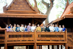 อธิการบดี มรภ.เทพสตรี ร่วมสืบสานอัตลักษณ์เมืองละโว้ แต่งกายย้อนยุค ถ่ายทำ MV ประชาสัมพันธ์งานแผ่นดินสมเด็จพระนารายณ์มหาราช ประจำปี พ.ศ. 2569 ร่วมกับหัวหน้าส่วนราชการในจังหวัดลพบุรี