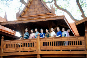 อธิการบดี มรภ.เทพสตรี ร่วมสืบสานอัตลักษณ์เมืองละโว้ แต่งกายย้อนยุค ถ่ายทำ MV ประชาสัมพันธ์งานแผ่นดินสมเด็จพระนารายณ์มหาราช ประจำปี พ.ศ. 2569 ร่วมกับหัวหน้าส่วนราชการในจังหวัดลพบุรี