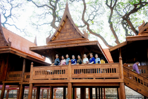 อธิการบดี มรภ.เทพสตรี ร่วมสืบสานอัตลักษณ์เมืองละโว้ แต่งกายย้อนยุค ถ่ายทำ MV ประชาสัมพันธ์งานแผ่นดินสมเด็จพระนารายณ์มหาราช ประจำปี พ.ศ. 2569 ร่วมกับหัวหน้าส่วนราชการในจังหวัดลพบุรี