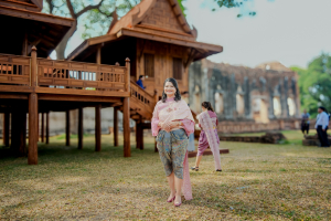 อธิการบดี มรภ.เทพสตรี ร่วมสืบสานอัตลักษณ์เมืองละโว้ แต่งกายย้อนยุค ถ่ายทำ MV ประชาสัมพันธ์งานแผ่นดินสมเด็จพระนารายณ์มหาราช ประจำปี พ.ศ. 2569 ร่วมกับหัวหน้าส่วนราชการในจังหวัดลพบุรี