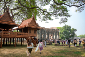 อธิการบดี มรภ.เทพสตรี ร่วมสืบสานอัตลักษณ์เมืองละโว้ แต่งกายย้อนยุค ถ่ายทำ MV ประชาสัมพันธ์งานแผ่นดินสมเด็จพระนารายณ์มหาราช ประจำปี พ.ศ. 2569 ร่วมกับหัวหน้าส่วนราชการในจังหวัดลพบุรี