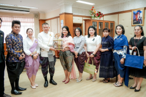 อธิการบดี มรภ.เทพสตรี นำคณะผู้บริหาร อาจารย์ และผู้แทนบุคลากร เข้าคารวะขอพรปีใหม่ผู้ว่าราชการจังหวัดลพบุรี และคณะรองผู้ว่าราชการจังหวัดลพบุรี