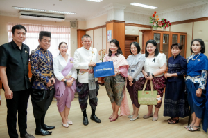 อธิการบดี มรภ.เทพสตรี นำคณะผู้บริหาร อาจารย์ และผู้แทนบุคลากร เข้าคารวะขอพรปีใหม่ผู้ว่าราชการจังหวัดลพบุรี และคณะรองผู้ว่าราชการจังหวัดลพบุรี