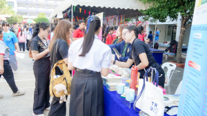งานสื่อสารองค์กร มรภ.เทพสตรี ร่วมกับคณะวิทยาศาสตร์และเทคโนโลยี และกองบริการการศึกษา จัดบูธประชาสัมพันธ์การรับสมัครนักศึกษาเคลื่อนที่ ยกระดับการสื่อสารสู่มาตรฐานสากล