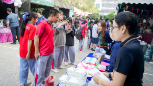 งานสื่อสารองค์กร มรภ.เทพสตรี ร่วมกับคณะวิทยาศาสตร์และเทคโนโลยี และกองบริการการศึกษา จัดบูธประชาสัมพันธ์การรับสมัครนักศึกษาเคลื่อนที่ ยกระดับการสื่อสารสู่มาตรฐานสากล