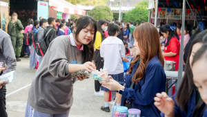 งานสื่อสารองค์กร มรภ.เทพสตรี ร่วมกับคณะวิทยาศาสตร์และเทคโนโลยี และกองบริการการศึกษา จัดบูธประชาสัมพันธ์การรับสมัครนักศึกษาเคลื่อนที่ ยกระดับการสื่อสารสู่มาตรฐานสากล