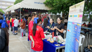 งานสื่อสารองค์กร มรภ.เทพสตรี ร่วมกับคณะวิทยาศาสตร์และเทคโนโลยี และกองบริการการศึกษา จัดบูธประชาสัมพันธ์การรับสมัครนักศึกษาเคลื่อนที่ ยกระดับการสื่อสารสู่มาตรฐานสากล
