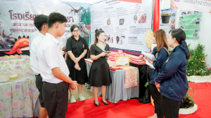 งานสื่อสารองค์กร มรภ.เทพสตรี ร่วมกับคณะวิทยาศาสตร์และเทคโนโลยี และกองบริการการศึกษา จัดบูธประชาสัมพันธ์การรับสมัครนักศึกษาเคลื่อนที่ ยกระดับการสื่อสารสู่มาตรฐานสากล