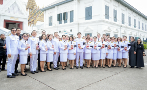 อธิการบดี มรภ.เทพสตรี นำคณะผู้บริหาร คณาจารย์ บุคลากร นักเรียน นักศึกษา วางพวงมาลาและกราบถวายบังคมพระบรมศพ สมเด็จพระนางเจ้าสิริกิติ์ พระบรมราชินีนาถ พระบรมราชชนนีพันปีหลวง