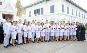 อธิการบดี มรภ.เทพสตรี นำคณะผู้บริหาร คณาจารย์ บุคลากร นักเรียน นักศึกษา วางพวงมาลาและกราบถวายบังคมพระบรมศพ สมเด็จพระนางเจ้าสิริกิติ์ พระบรมราชินีนาถ พระบรมราชชนนีพันปีหลวง