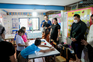 มรภ.เทพสตรี และหัวหน้าส่วนราชการ ต้อนรับคณะทำงานทางวิชาการสภากาชาดไทย ในโอกาสนิเทศและตรวจเยี่ยมโครงการส่งเสริมและพัฒนาการพูด อ่าน เขียนภาษาไทย ของโรงเรียน จ.ลพบุรี