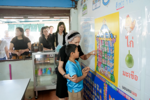 มรภ.เทพสตรี และหัวหน้าส่วนราชการ ต้อนรับคณะทำงานทางวิชาการสภากาชาดไทย ในโอกาสนิเทศและตรวจเยี่ยมโครงการส่งเสริมและพัฒนาการพูด อ่าน เขียนภาษาไทย ของโรงเรียน จ.ลพบุรี